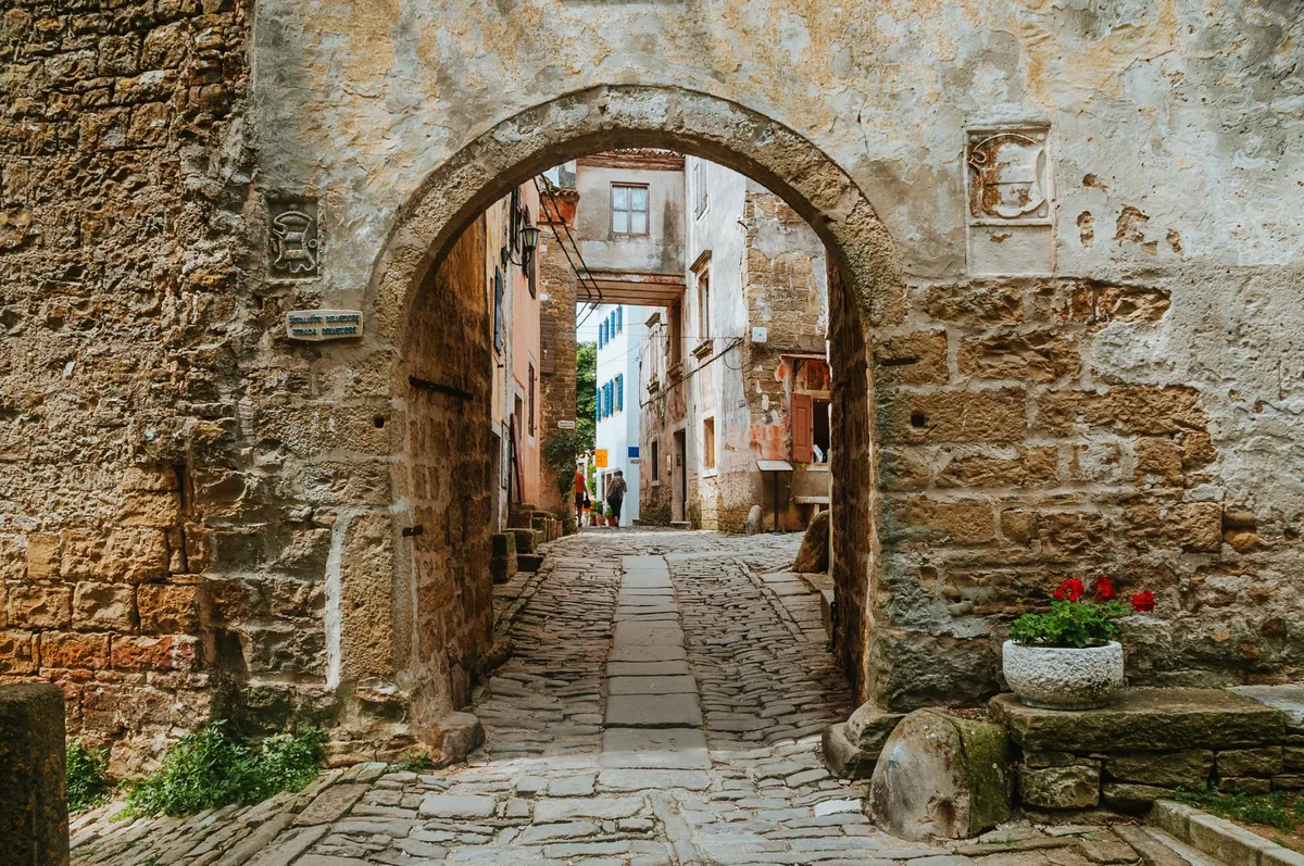 How Abbeys Shaped Medieval Towns: A Local History Explainer